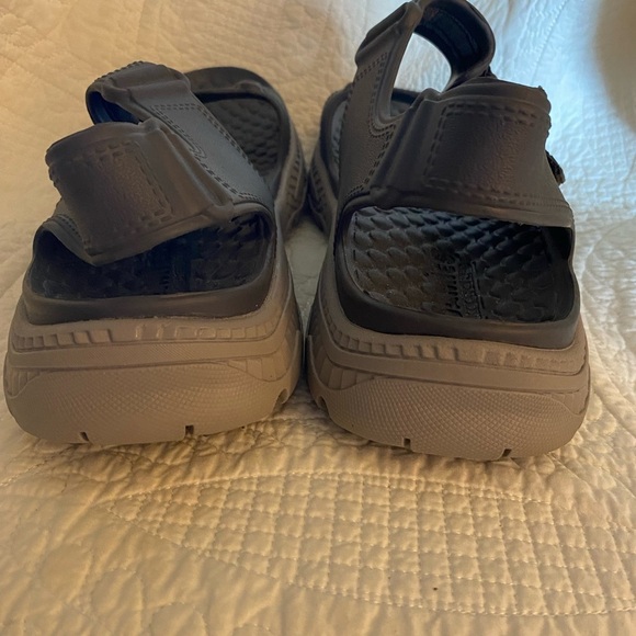 Men's Gray Skechers Sandals Size 13
Lots of Cushion and Comfort. NWOT - Picture 6 of 8